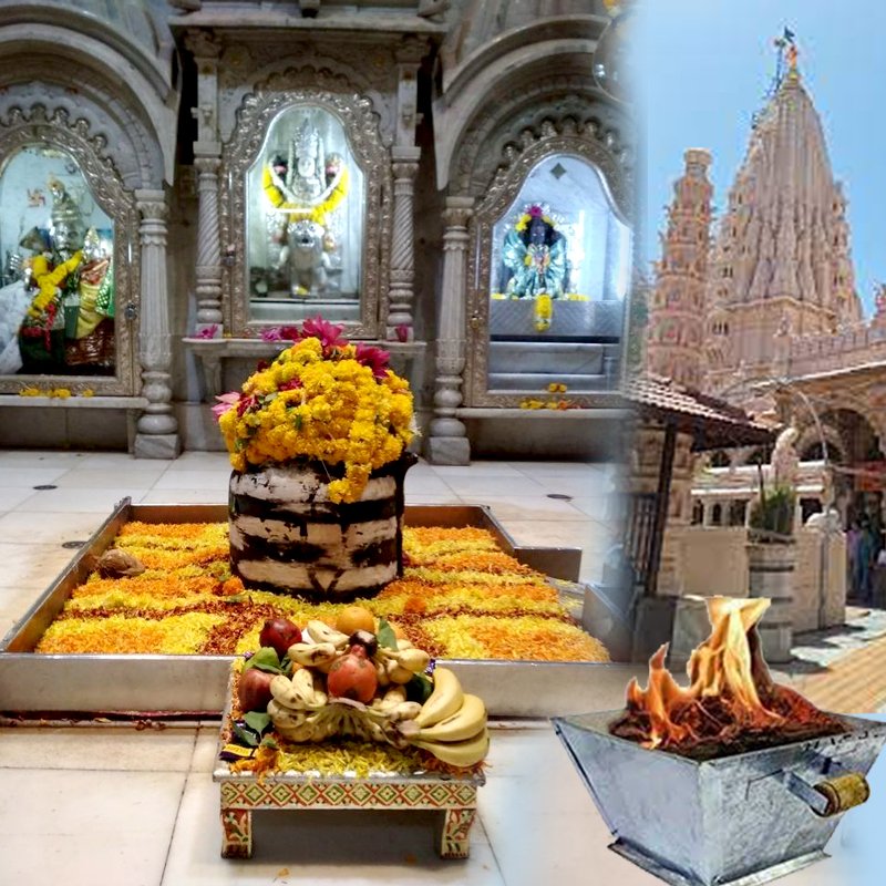 Puja at Babulnath Temple, Mumbai